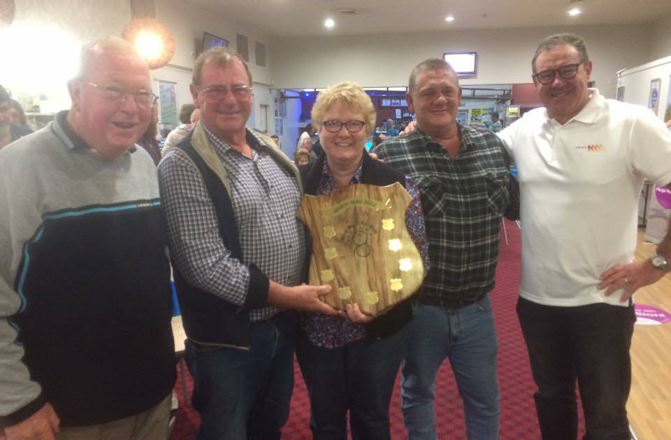 Rogan’s Heroes representing Macleay Treated Timbers, Barry Teague, Bruce Rogan, Wendy Rogan and Brian Smith winners of the Give me 5 for Kids business house shield with Mark “Strachany” Strachan from Triple M Mid North Coast.
