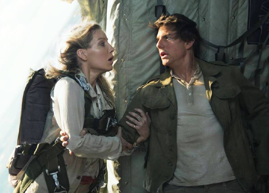 Annabelle Wallis and Tom Cruise in The Mummy.