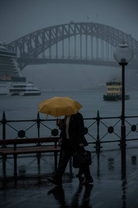 WET WEATHER. Circular Quay, 20th October 2017, Photo: Wolter Peeters, The Sydney Morning Herald.