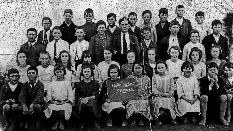 ❑ Frederickton Public School students in 1920. Picture courtesy of the Macleay River Historical Society

