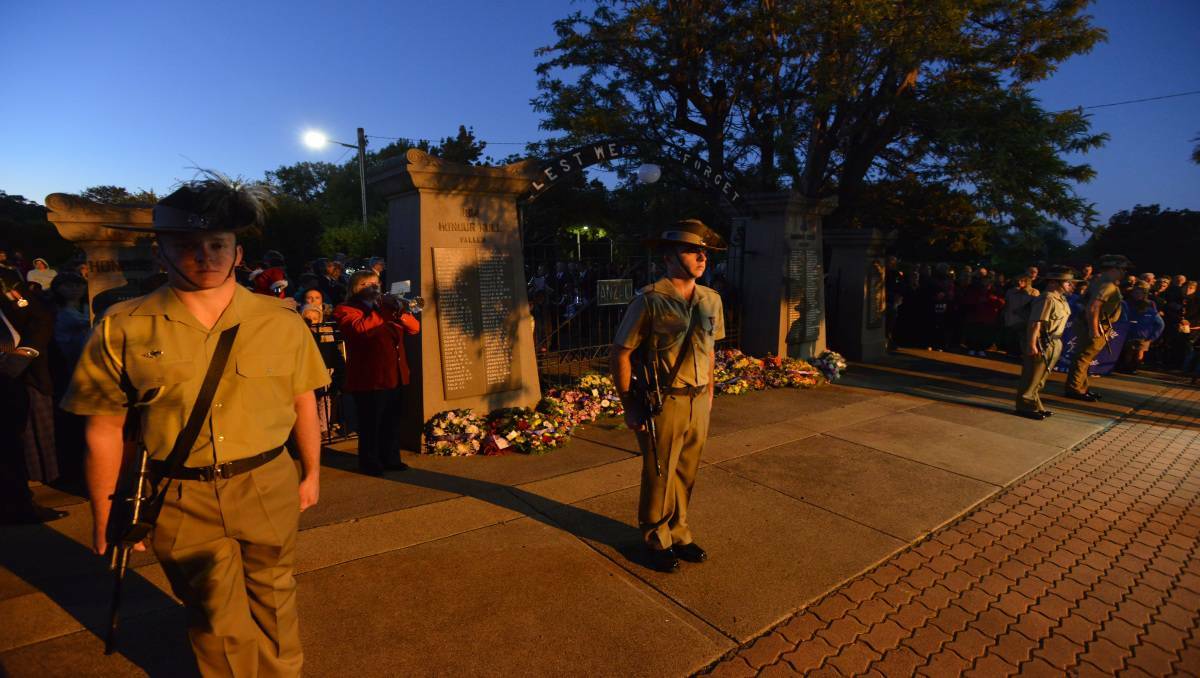 Hundreds turned out to the Tamworth Anzac Day Dawn Service at Anzac Gate. Photo: BARRY SMITH