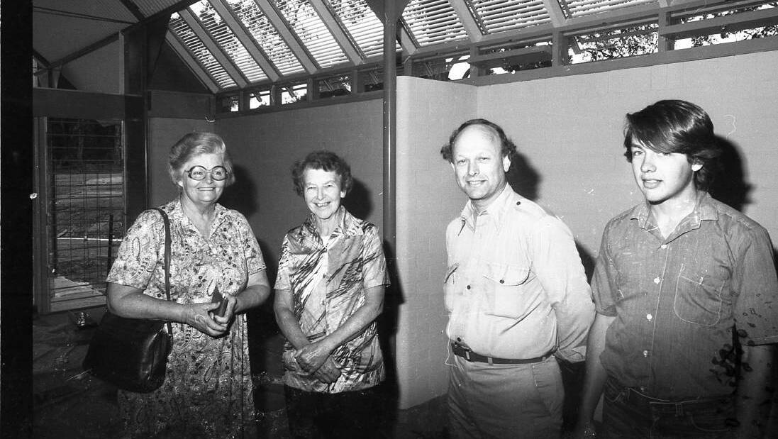 Tourism Officer Val Melville and Macleay River Historical Society President Gwen Kemp with architect Glen Murcutt and one of his sons in the Macleay Argus 1983. Picture supplied by Macleay River Historical Society