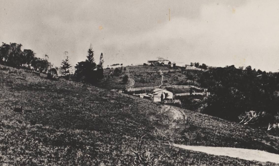 Photo from 1915 showing Pilot's House at top, Beilby house centre and bunker of golf course