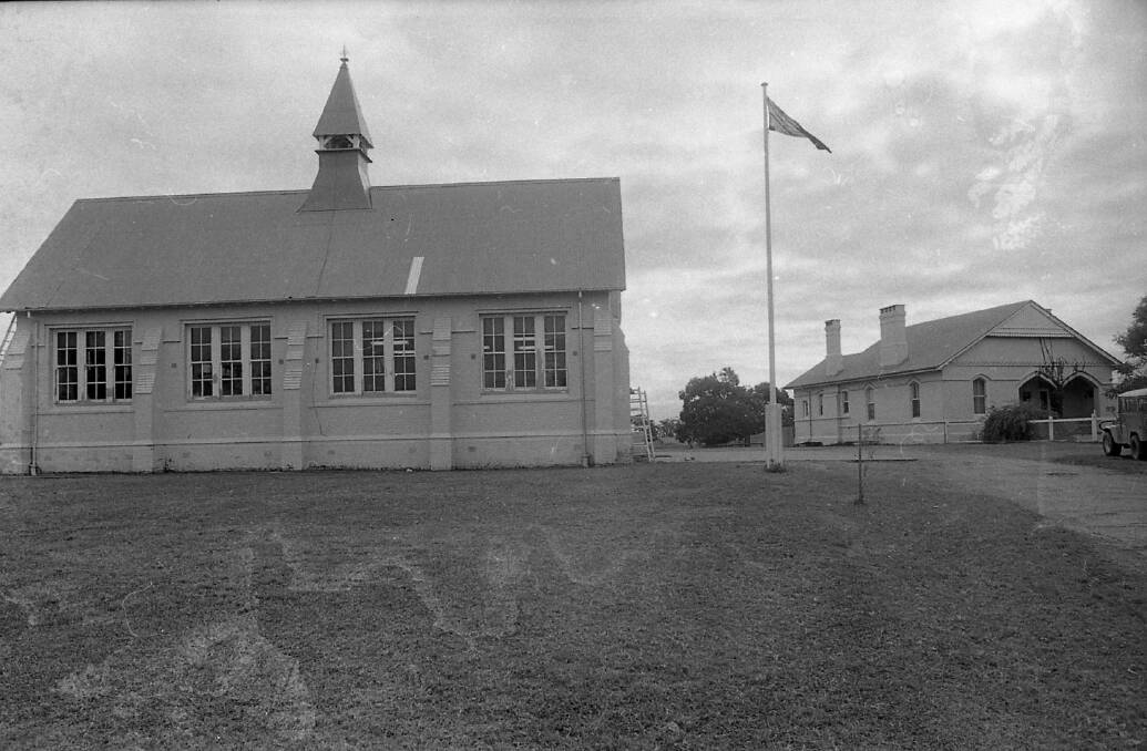 Frederickton Public School and Teacher's residence in 1977. Photo: MRHS Macleay Argus collection