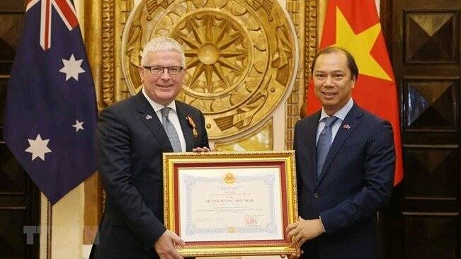 Vietnamese Deputy Minister of Foreign Affairs Nguyen Quoc Dung (R) hands over the Friendship Order to Outgoing Australian Ambassador to Vietnam Craig Chittick. (Photo: VNA)