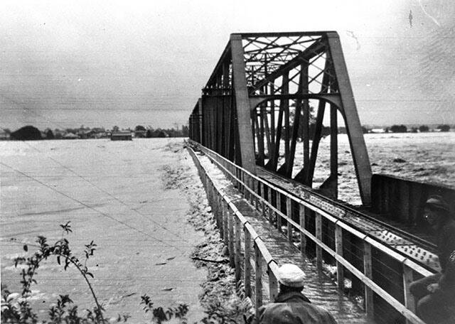 Railway Bridge 1949 Flood. Photo: Kempsey Shire Council Macleay River Flood Risk Management Plan 