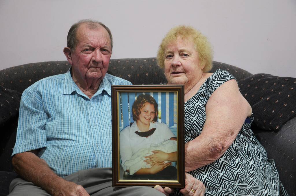 Malcolm and Doreen O'Dell with a photo of Amanda that was taken a few months before her death. Photo: Ruby Pascoe