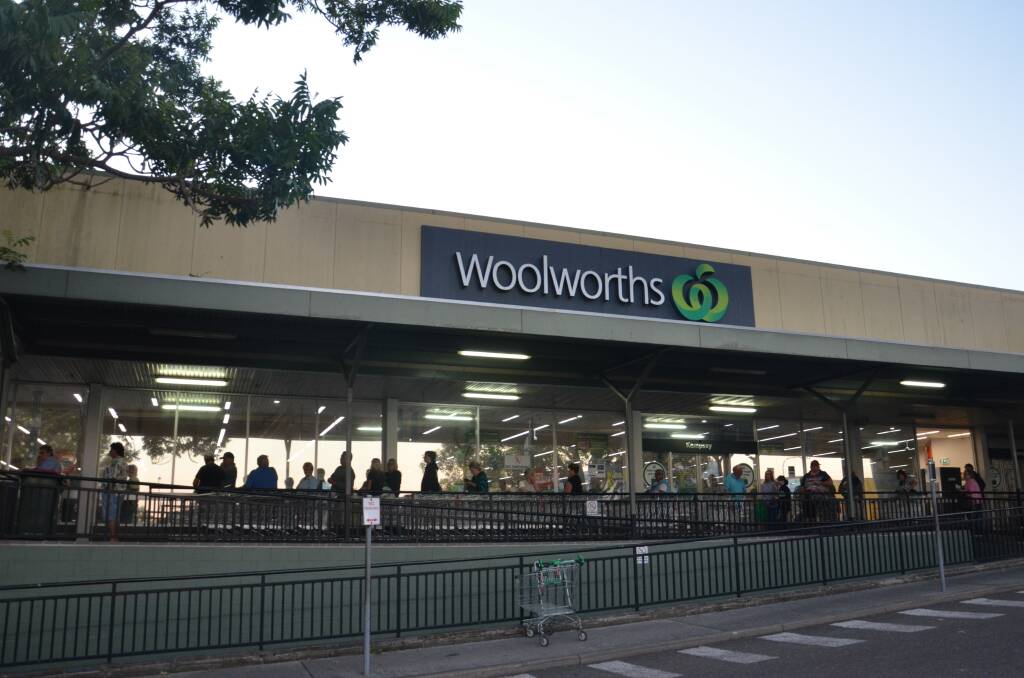 The line outside Woolworths in Kempsey on Friday morning 