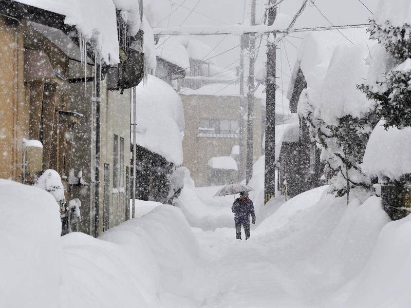 One thousand cars are trapped due to heavy snowfall in the Japanese prefecture of Fukui.
