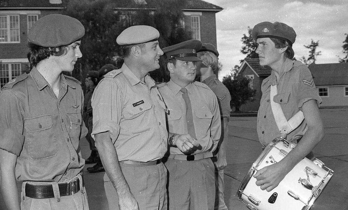 Lt Col Barnett chats with Cpl Anderson watched by CUO Steve Carter and Lt Ken
Brown at Kempsey High School in 1979. Photo: Macleay Argus