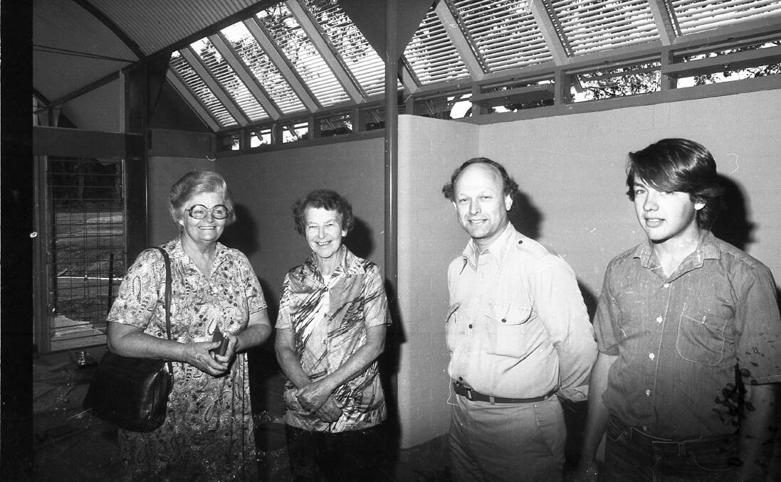 Glenn Murcutt and one of his sons with Tourism Officer Mrs Val Melville (left) and
MRHS President Miss Gwen Kemp in 1983. Photo: Macleay Argus