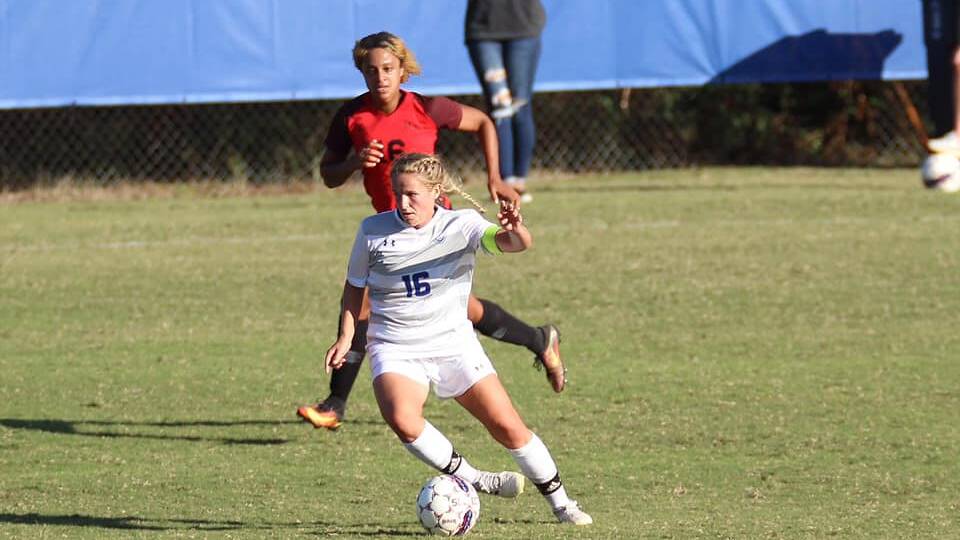 Chloe Rootes shines in America and is named Offensive Player of the Year