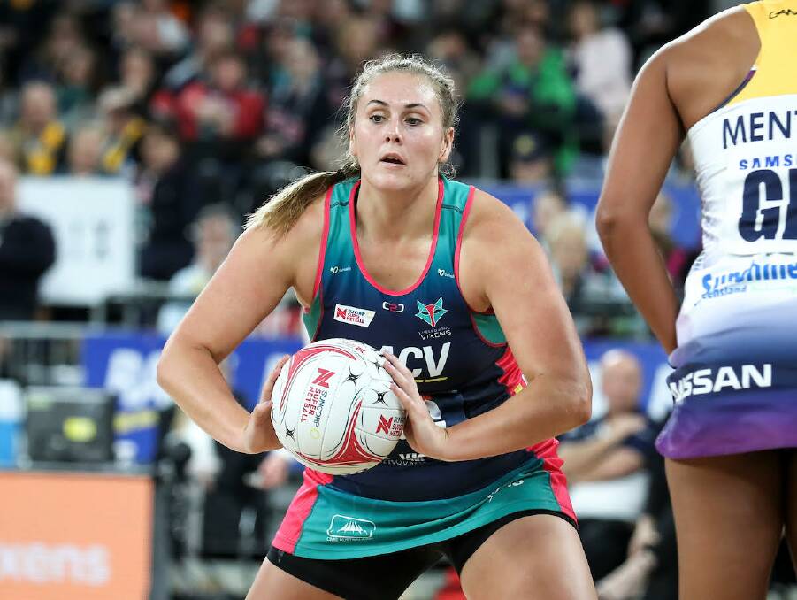 Eyes-up: Frederickton’s Kim Commane looks for an open teammate in her return to the Melbourne Vixens line up. Photo: Supplied.