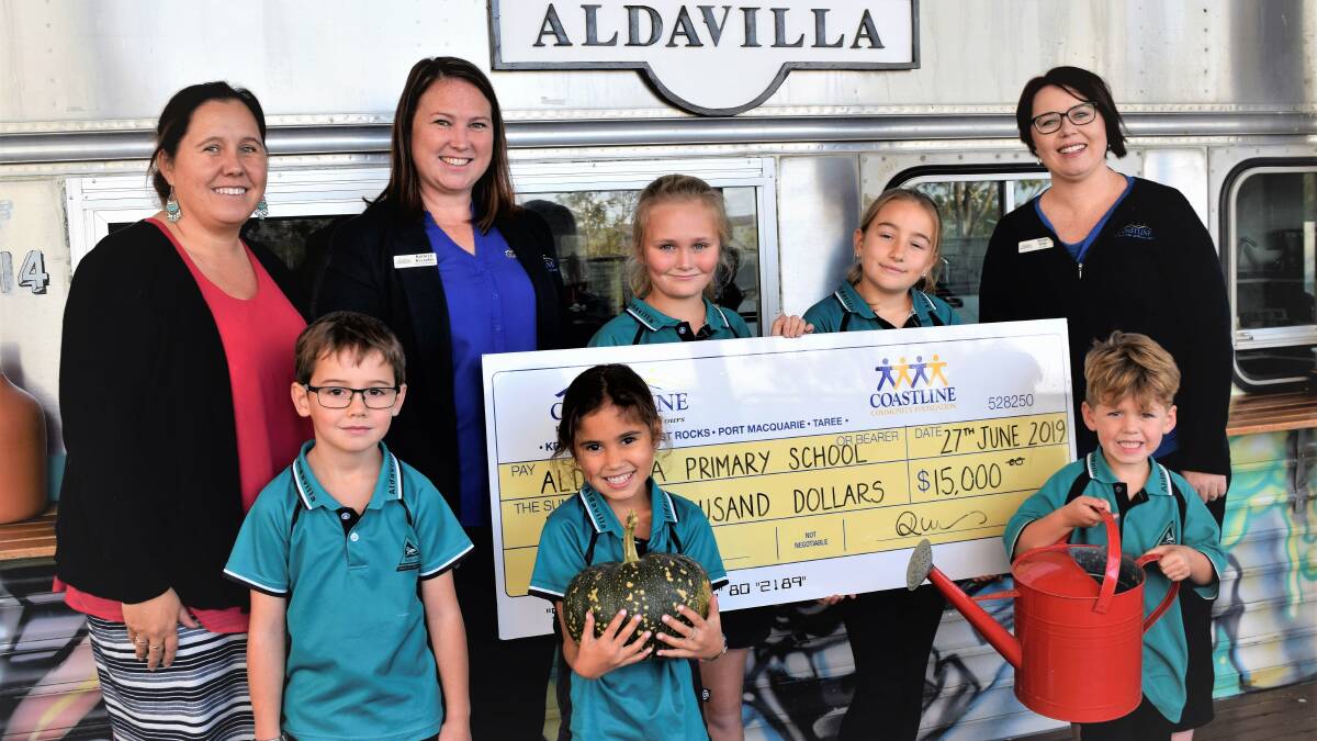 Aldavilla Primary School Principal Mrs Kathryn McNee and students with Kathryn Reynolds and Kristy Wills from Coastline. Photo: Tracy Gosling